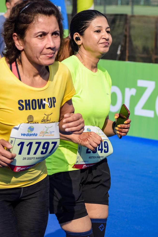 new delhi, inde - 16 octobre 2022 - course de semi-marathon vedanta delhi après covid dans laquelle les participants au marathon sont sur le point de franchir la ligne d'arrivée, semi-marathon de delhi 2022 photo