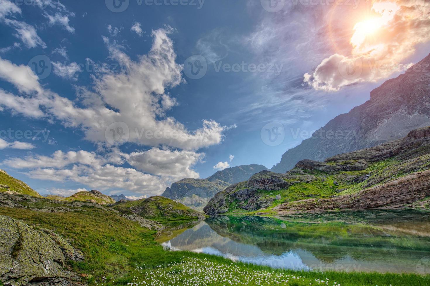 petit lac de montagne photo