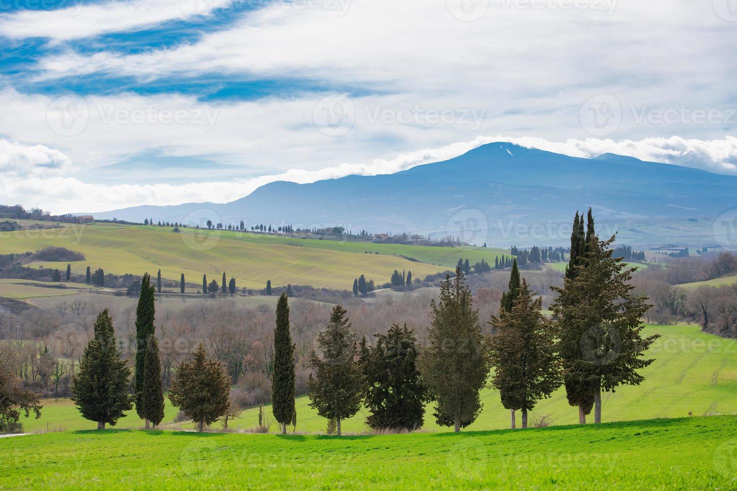 le mont amiata vu du val d'orcia photo