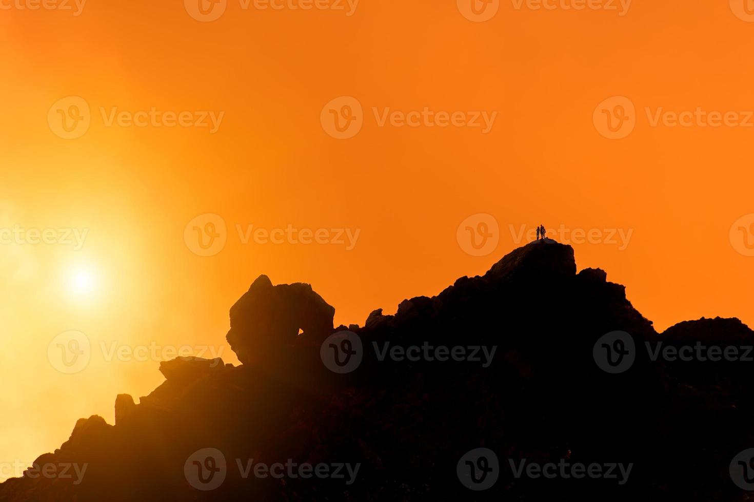 grimpeurs au sommet d'une montagne photo