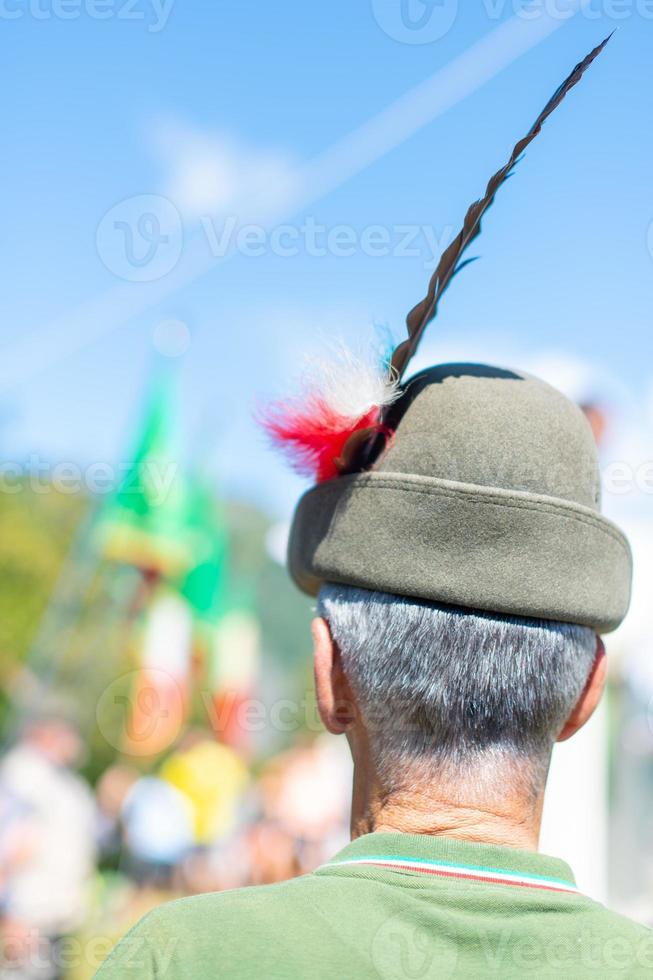 alpin en congé avec le chapeau alpin classique avec le stylo lors d'une commémoration militaire en italie photo