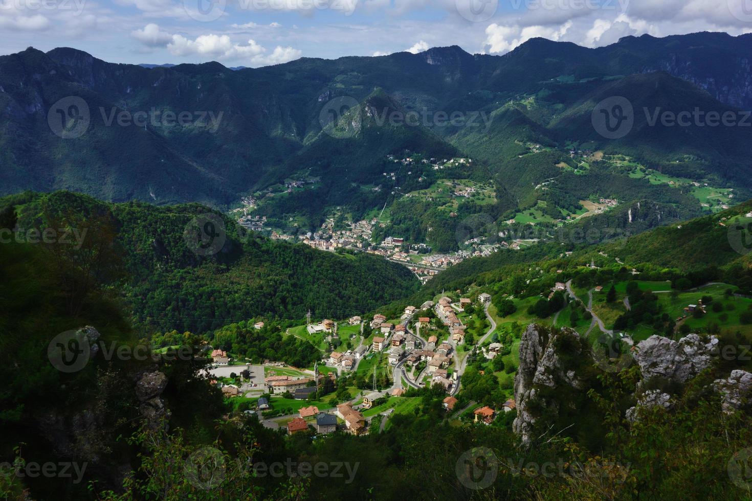 village de santa croce en arrière-plan san pellegrino terme photo