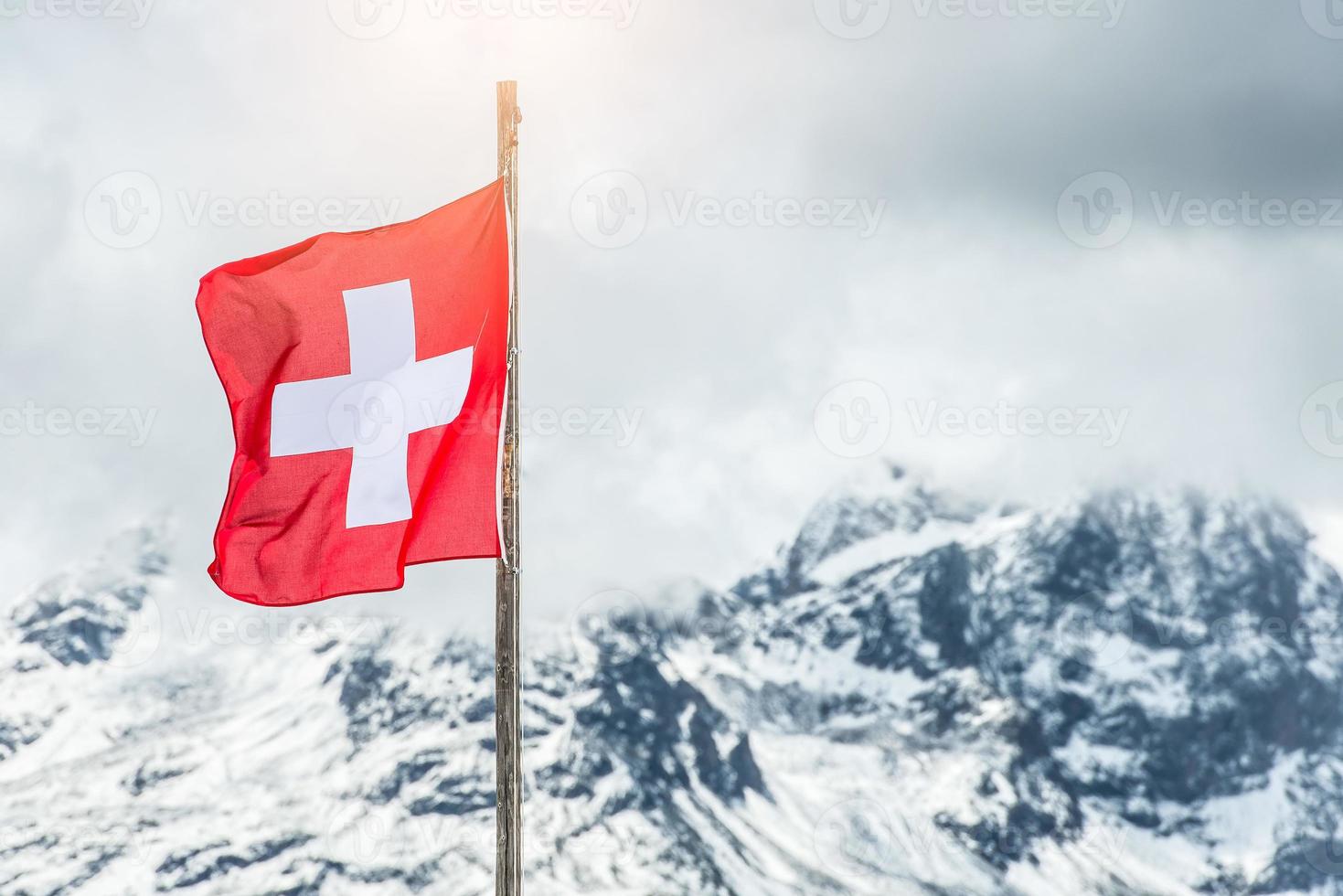 drapeau suisse dans les alpes photo