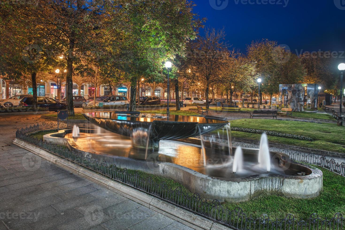 fontaine au centre de san pellegrino terme. station touristique du nod italie photo