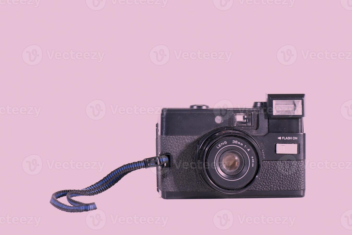 appareil photo vintage sur fond rose