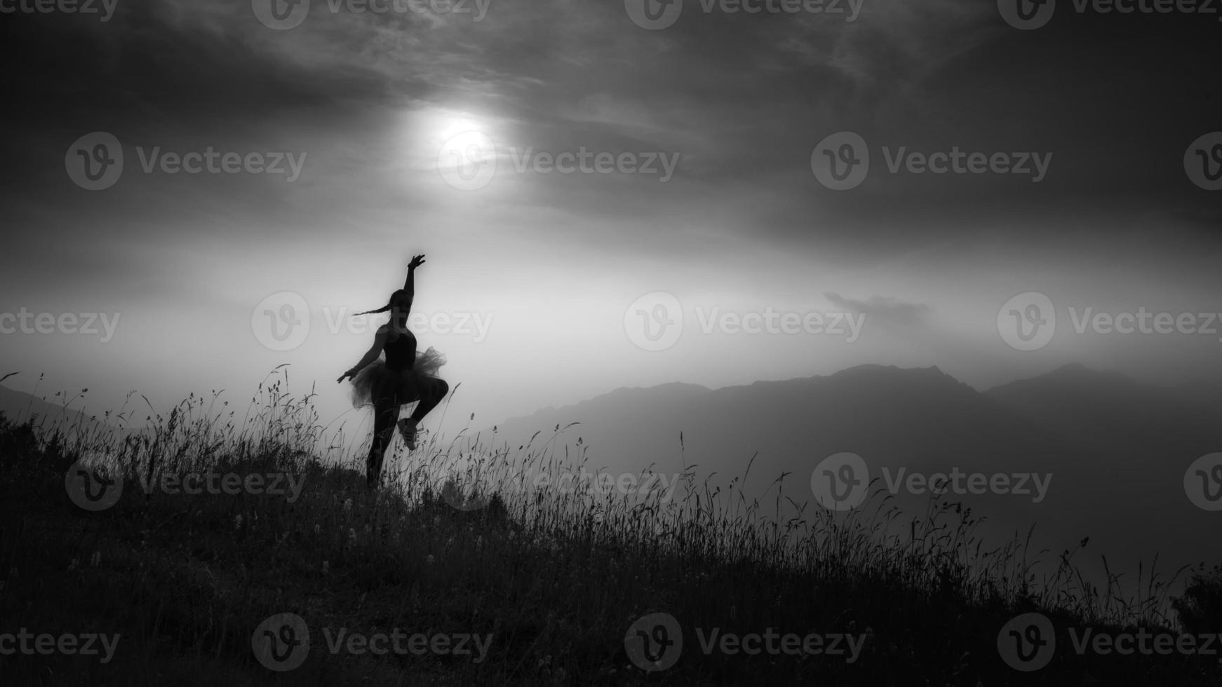 liberté de la femme dans la nature, image en noir et blanc photo