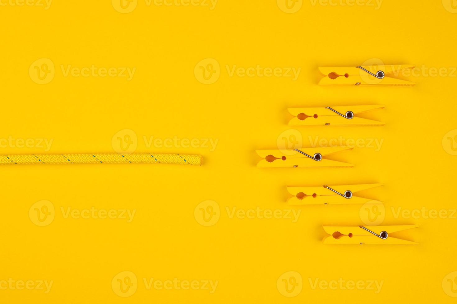 pinces à linge jaunes et corde. concept de pause chanceuse. photo