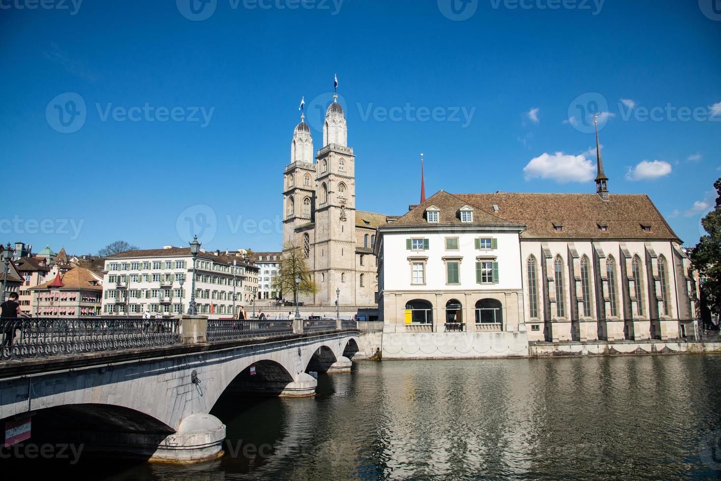 zurich, suisse-17 avril 2018, vue de linderholf la vieille ville de zurich sur la rivière limmat et la cathédrale frauenmunster, suisse photo