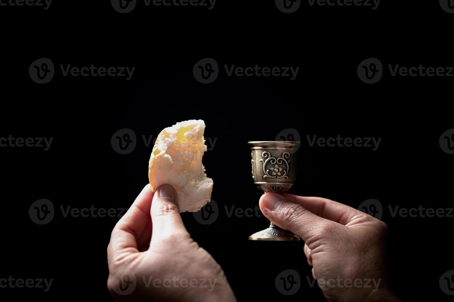 concept d'eucharistie ou de sainte communion du christianisme. l'eucharistie est le sacrement institué par jésus. lors du dernier souper avec les disciples. le pain et le vin sont le corps et le sang de jésus christ des chrétiens. photo