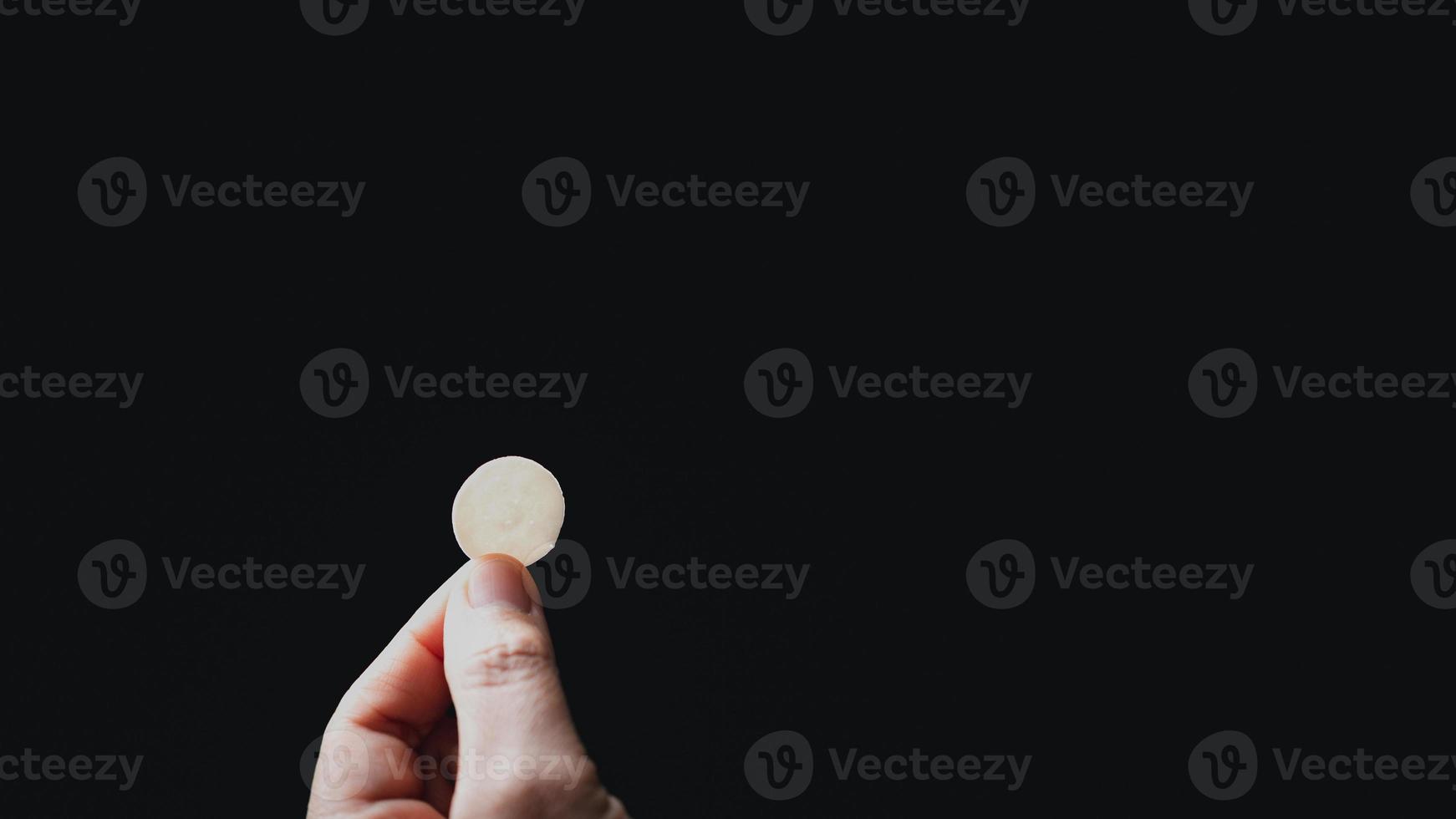 concept d'eucharistie ou de sainte communion du christianisme. l'eucharistie est le sacrement institué par jésus. lors du dernier souper avec les disciples. le pain et le vin sont le corps et le sang de jésus christ des chrétiens. photo