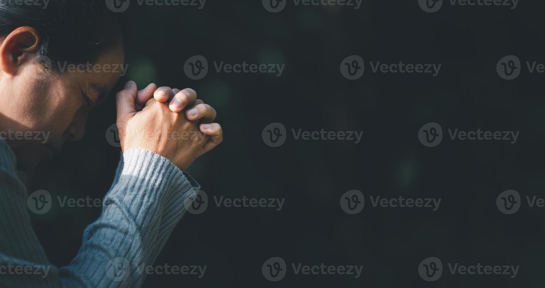 bannière avec copie espace de mains de femme priant Dieu sur fond de nature. panorama du culte de la personne féminine avec foi et amour. concept de religion, christianisme, foi, paix, espoir photo