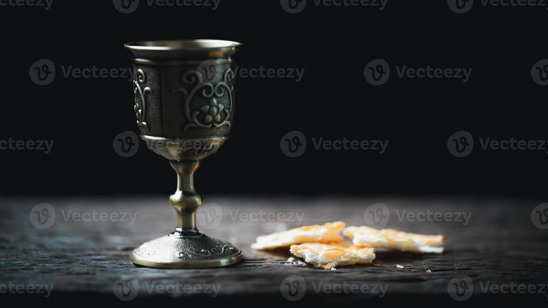 concept d'eucharistie ou de sainte communion du christianisme. l'eucharistie est le sacrement institué par jésus. lors du dernier souper avec les disciples. le pain et le vin sont le corps et le sang de jésus christ des chrétiens. photo