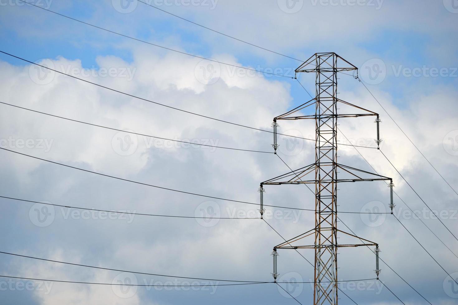 pylône électrique et ciel avec nuages photo