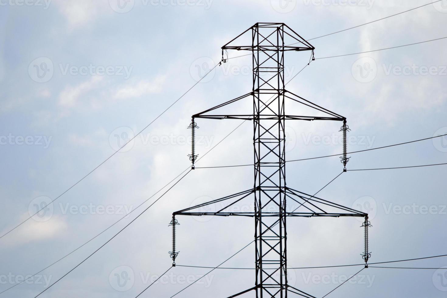 pylône électrique et ciel avec nuages photo