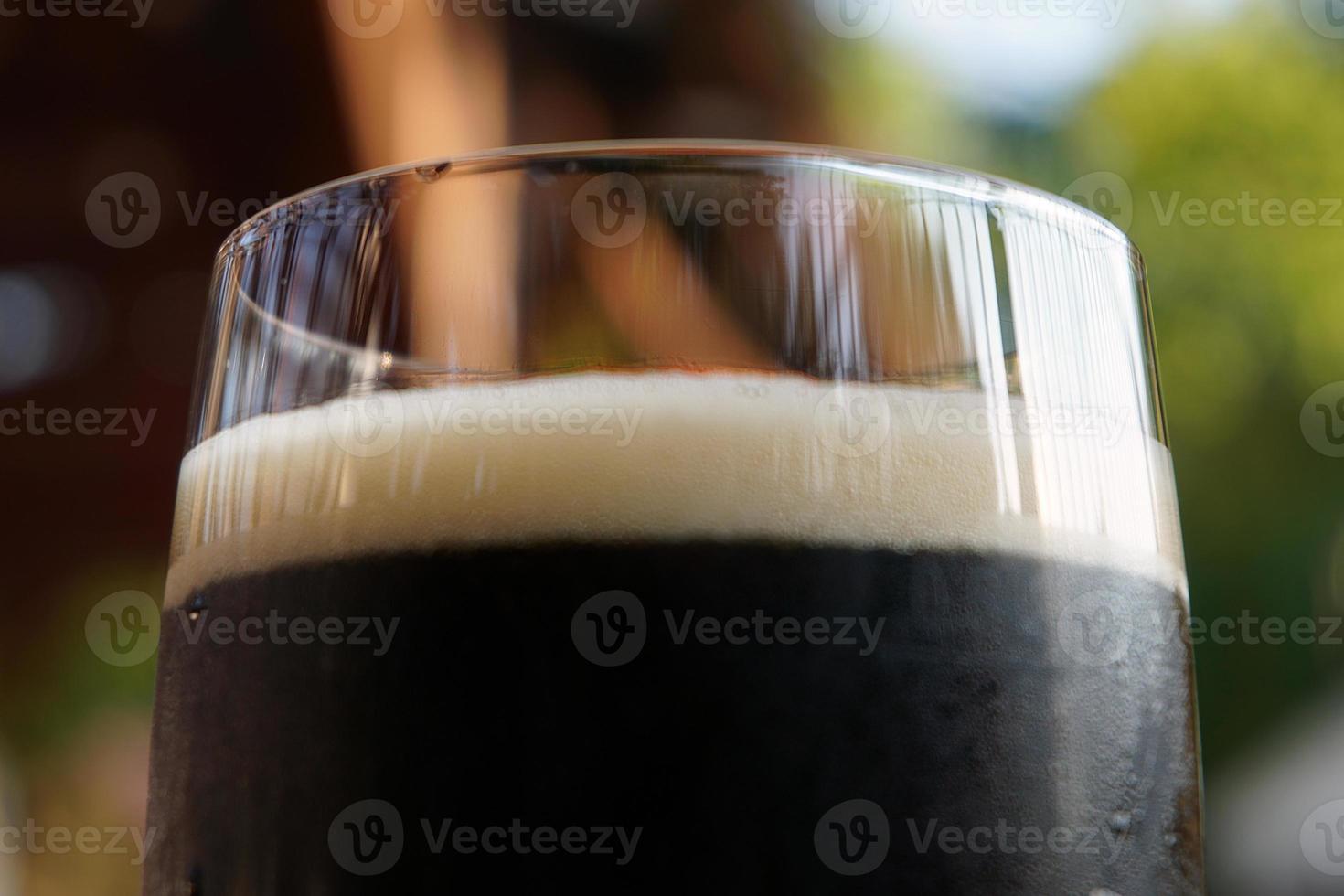 verre de bière brune, arrière-plan défocalisé photo