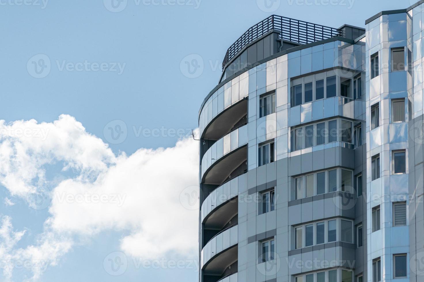 gratte-ciel moderne, espace de copie. gratte-ciel de luxe à plusieurs étages avec des appartements et des appartements pour le logement. photo