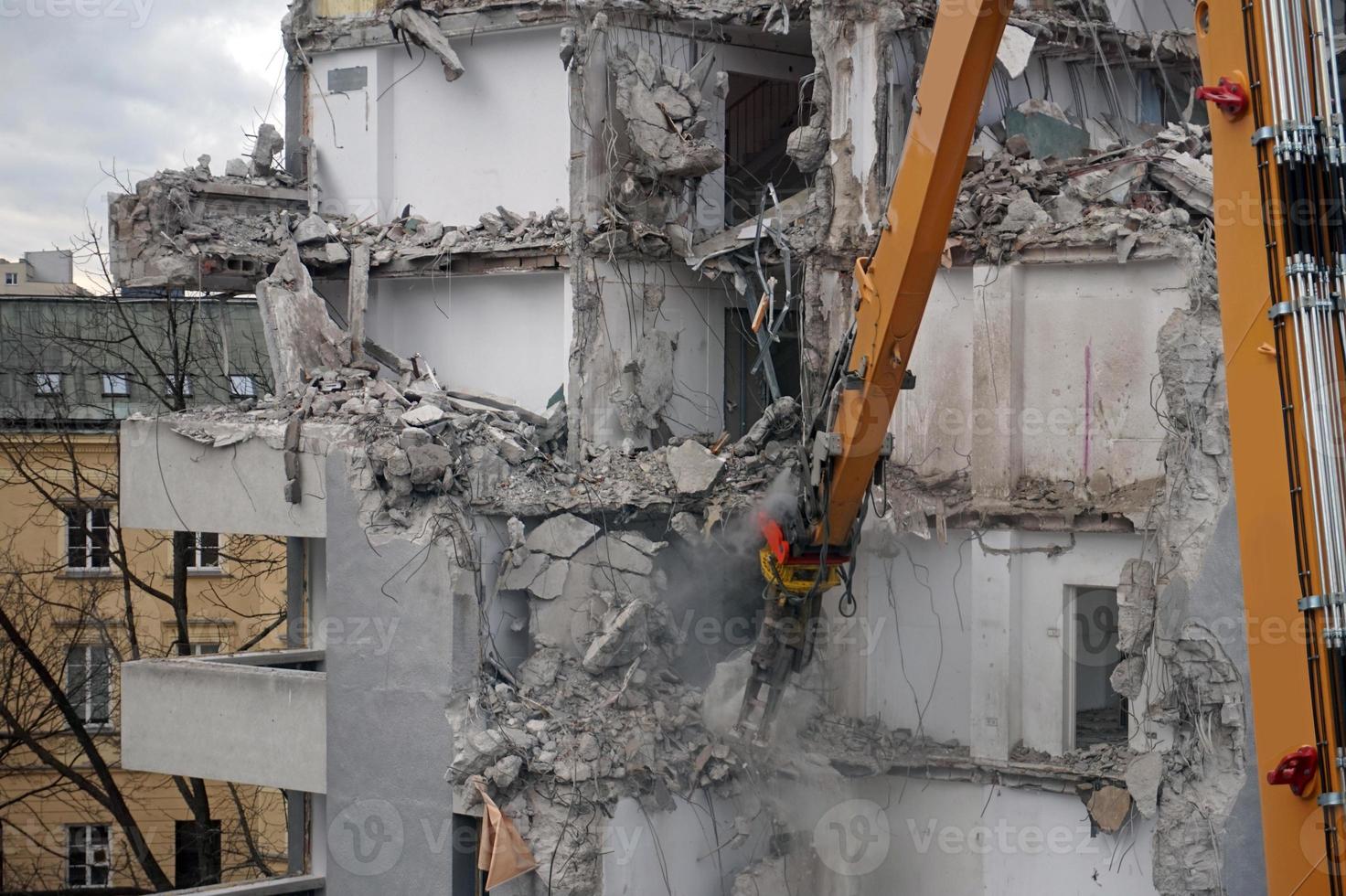 bâtiment à plusieurs étages démoli et démantelé à la machine photo