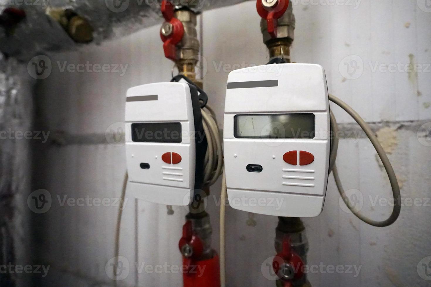 deux compteurs de chauffage central installés sur des conduites d'eau photo