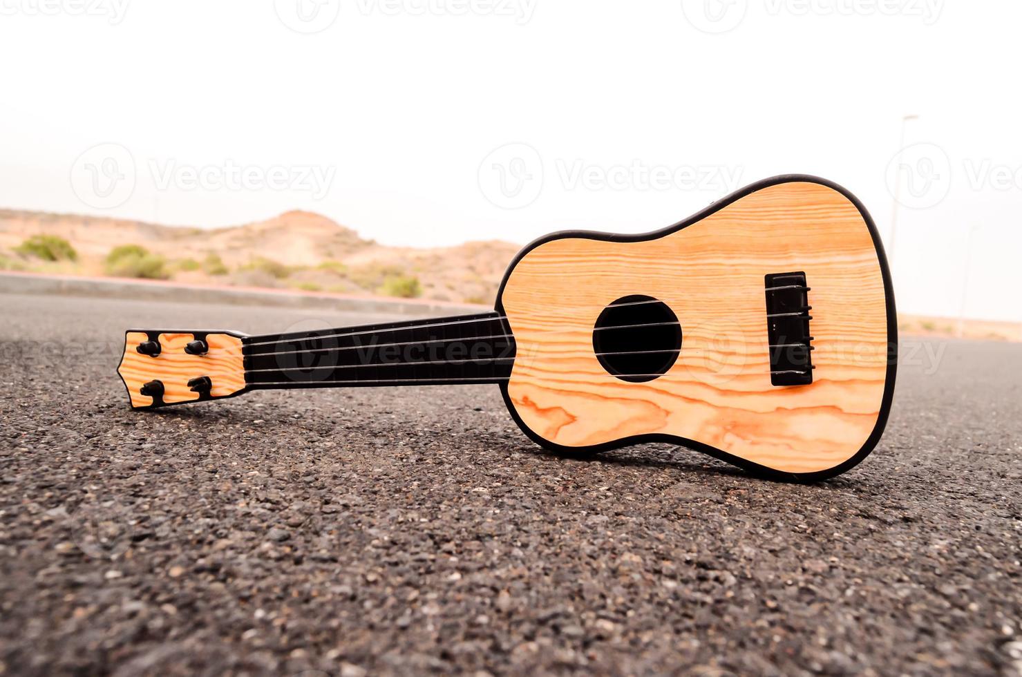 guitare acoustique sur la route photo