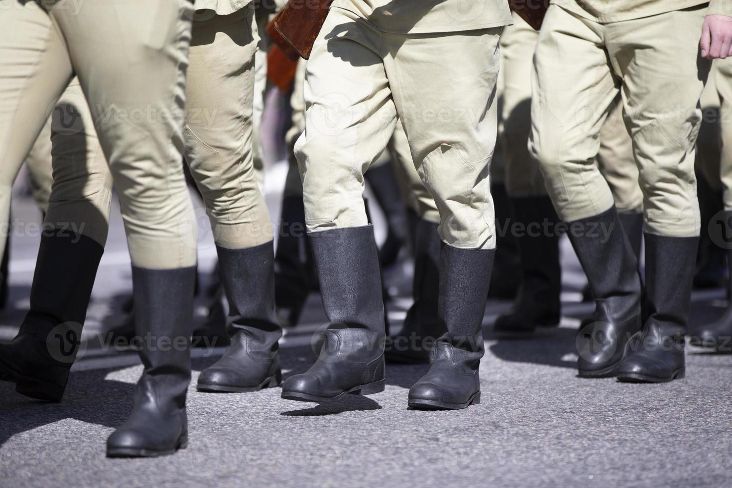 des soldats russes en bottes de bâche défilent dans les rangs. photo