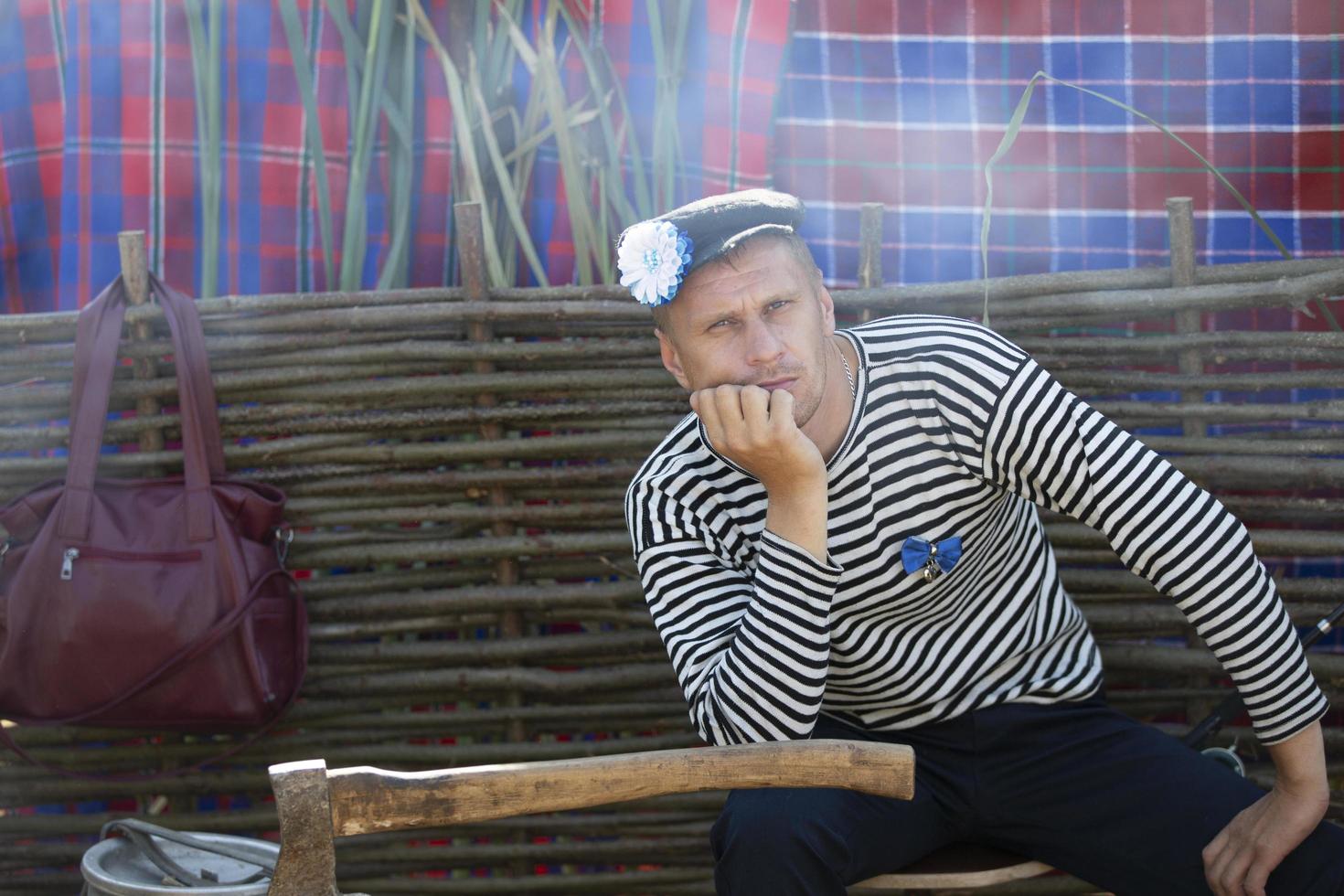 biélorussie, village d'aftyuki, 31 juillet 2022. vacances d'humour. homme drôle dans un gilet avec une hache. photo