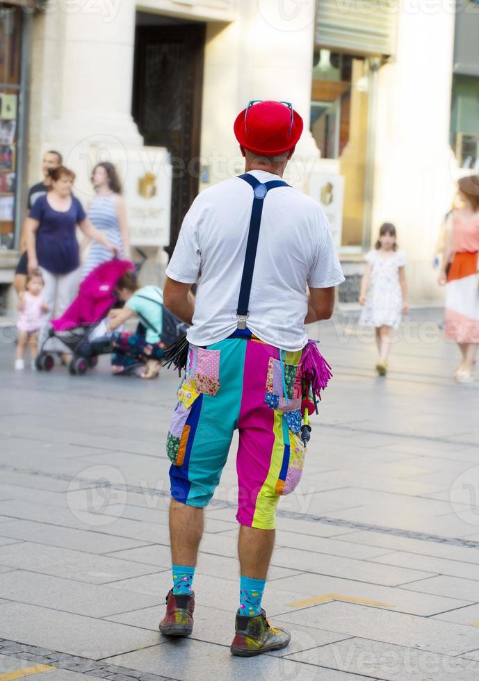 serbie, belgrad 12 juillet 2021- le clown de rue dans une rue piétonne animée au coeur de belgrade divertit les passants et les enfants photo