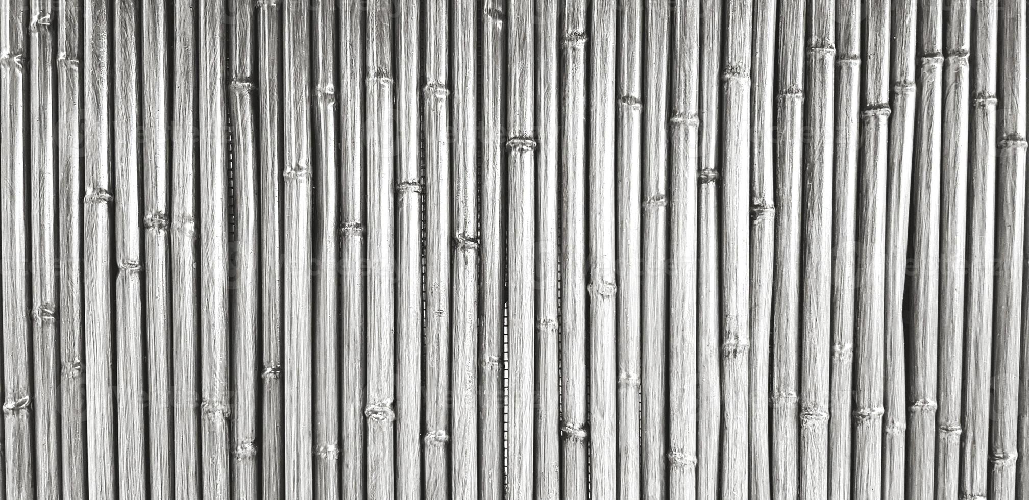 mur de bambou gris pour le fond dans le style de couleur noir et blanc. art du motif, papier peint, matériau naturel et concept de design extérieur photo