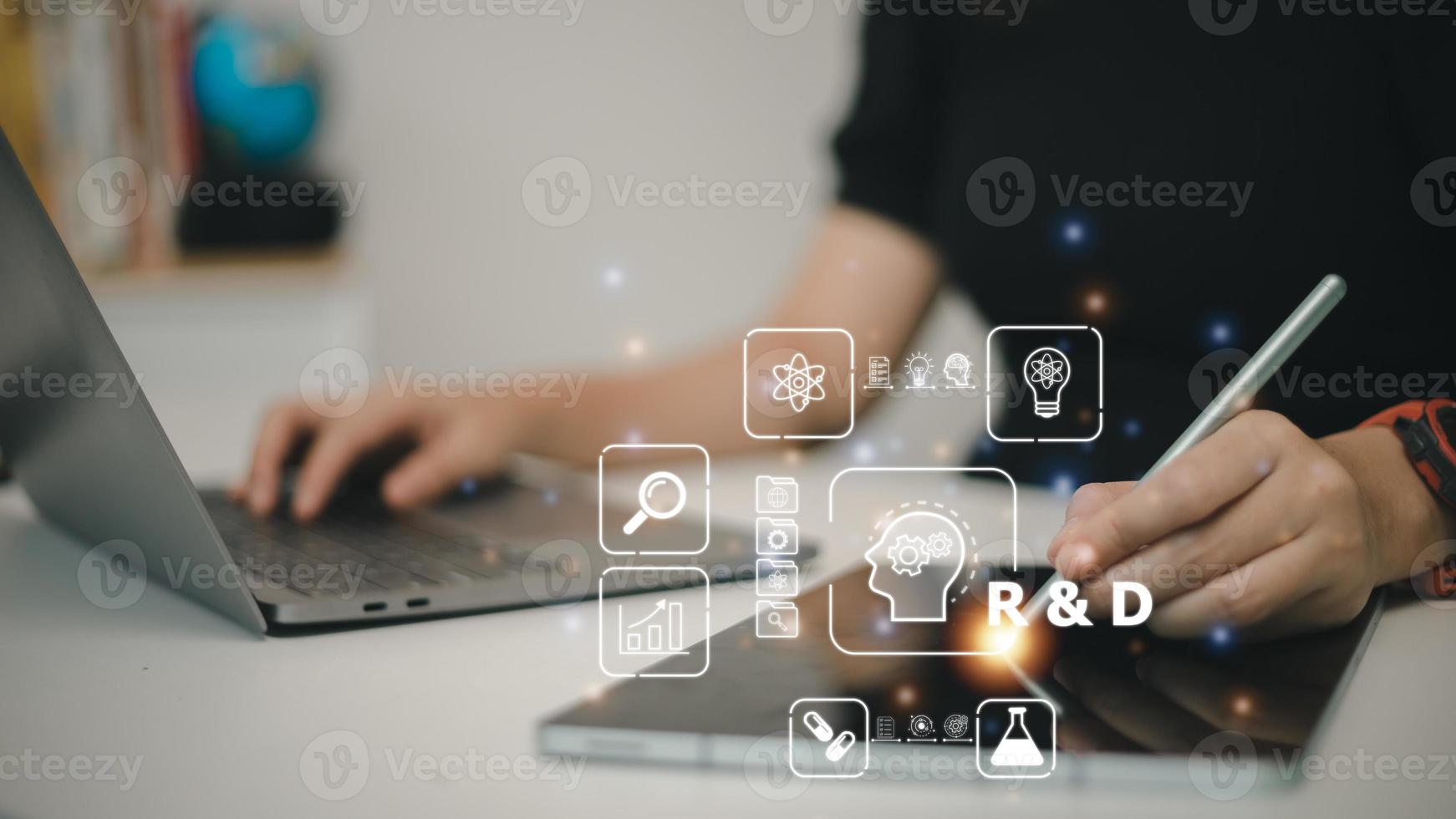 icône r et d pour la recherche et le développement sur l'écran de l'ordinateur portable. gérer les coûts plus efficacement. concept d'innovation r et d. photo