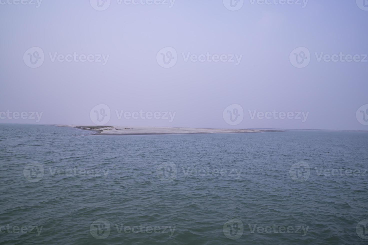 rivière padma bluewater et île de sable avec ciel bleu belle vue sur le paysage photo