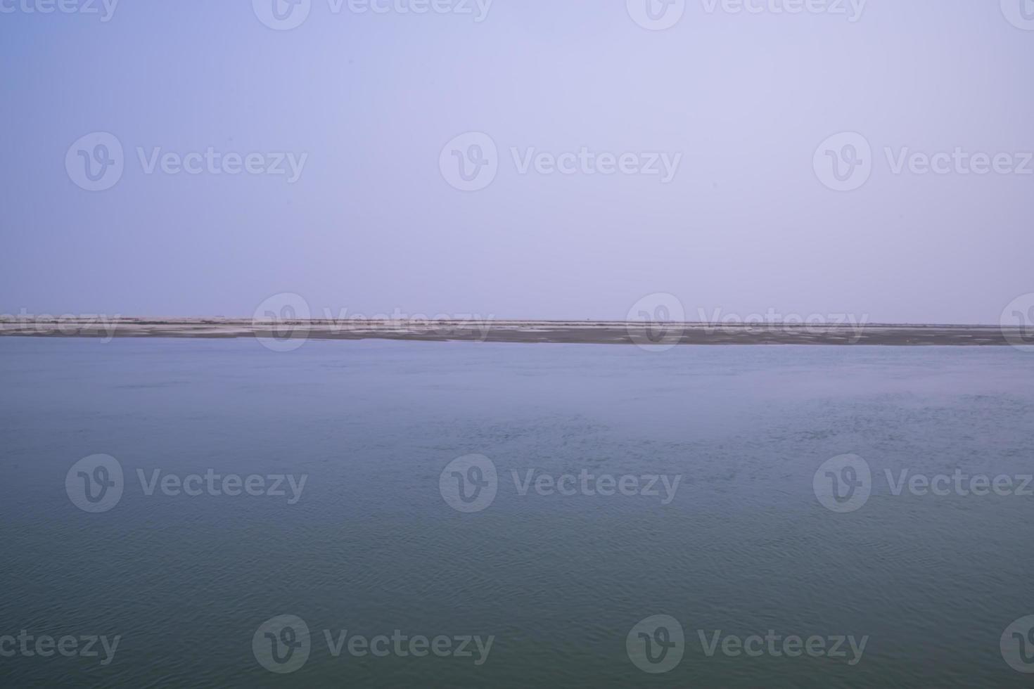 rivière padma bluewater et île de sable avec ciel bleu belle vue sur le paysage photo