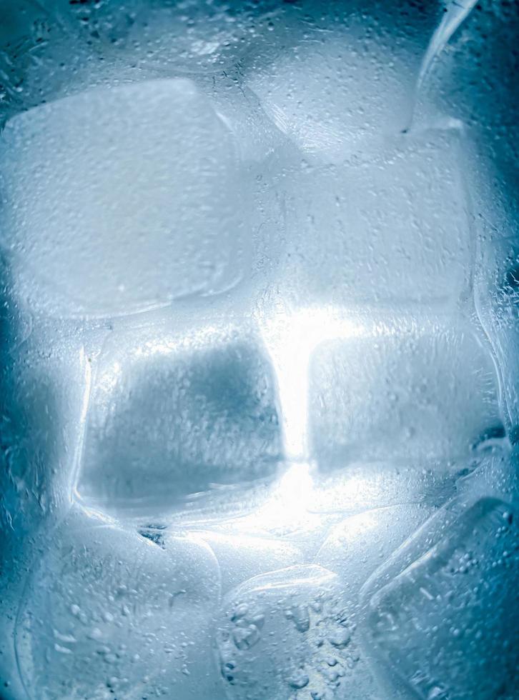 fond de glaçons, texture de glaçons ou fond ça me fait me sentir frais et bien, en été, la glace et les boissons froides nous feront nous sentir détendus, faits pour les affaires de boissons ou de rafraîchissements. photo