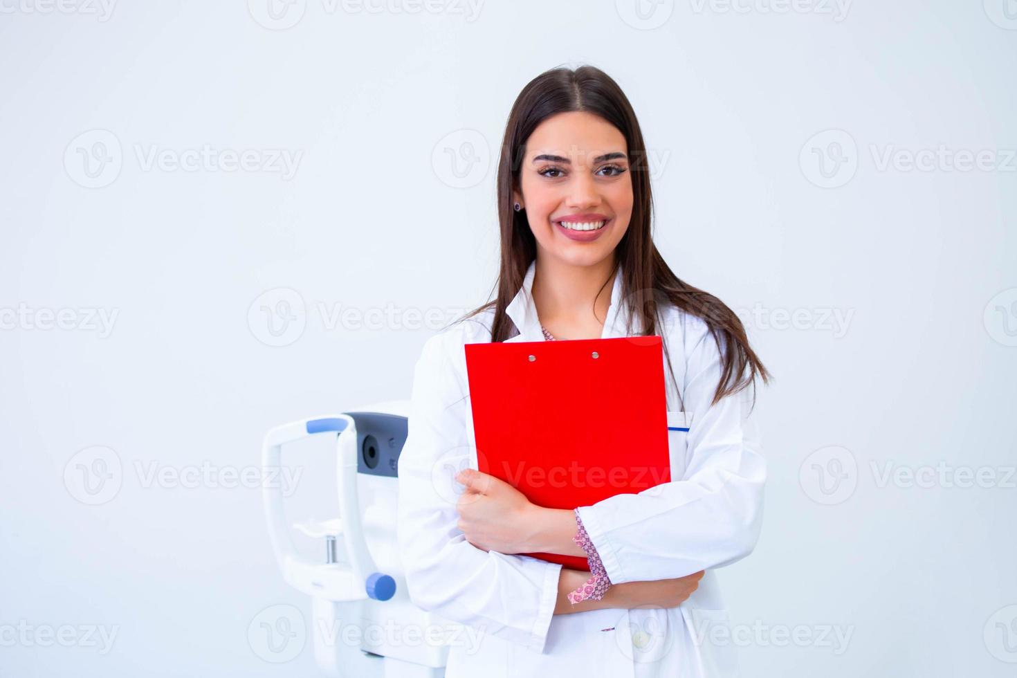 ophtalmologiste souriant debout avec diagnostic en clinique. photo