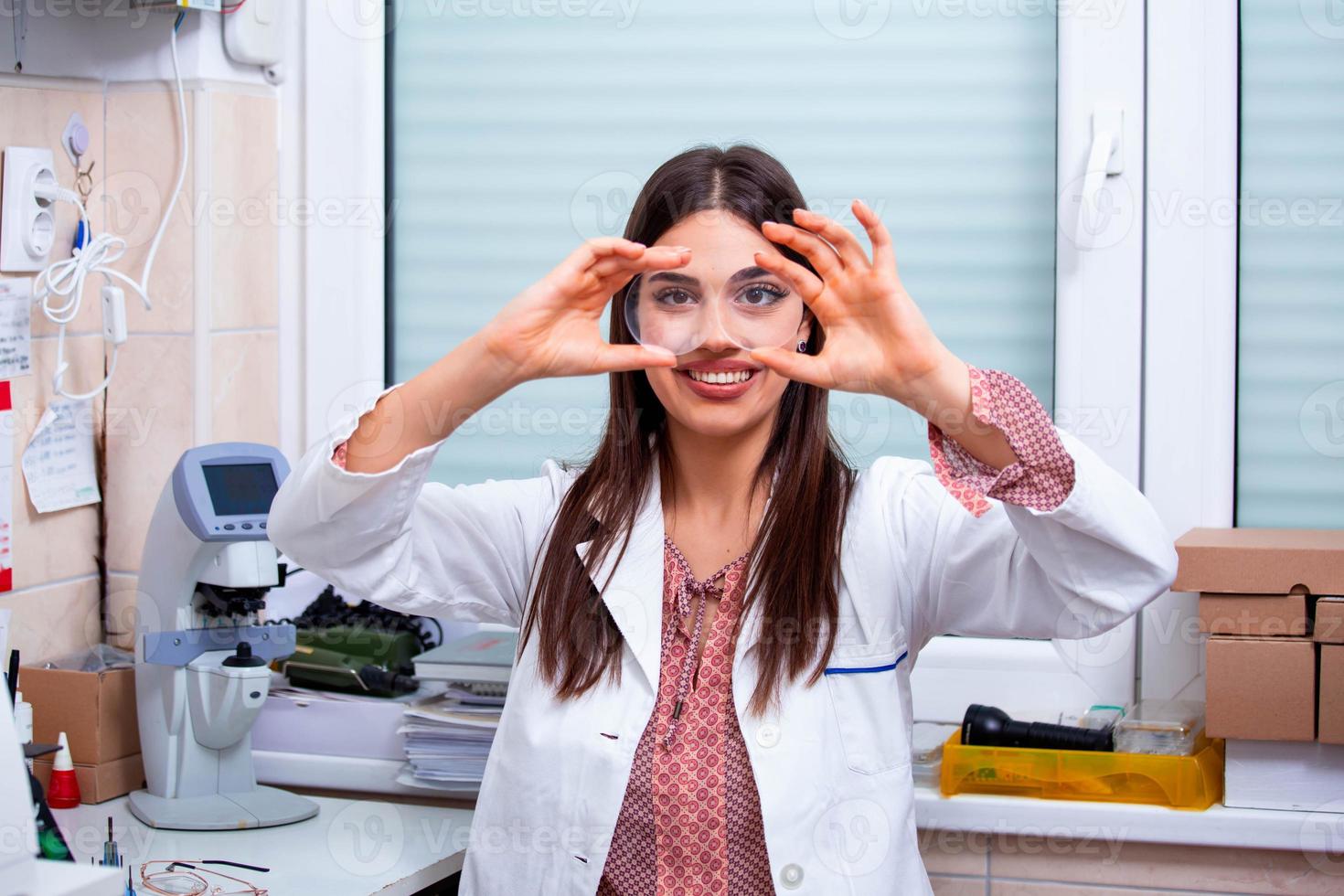 concept de soins de santé, de médecine et de vision. instrument d'ophtalmologie professionnel dans le bureau de la clinique et l'optique. photo