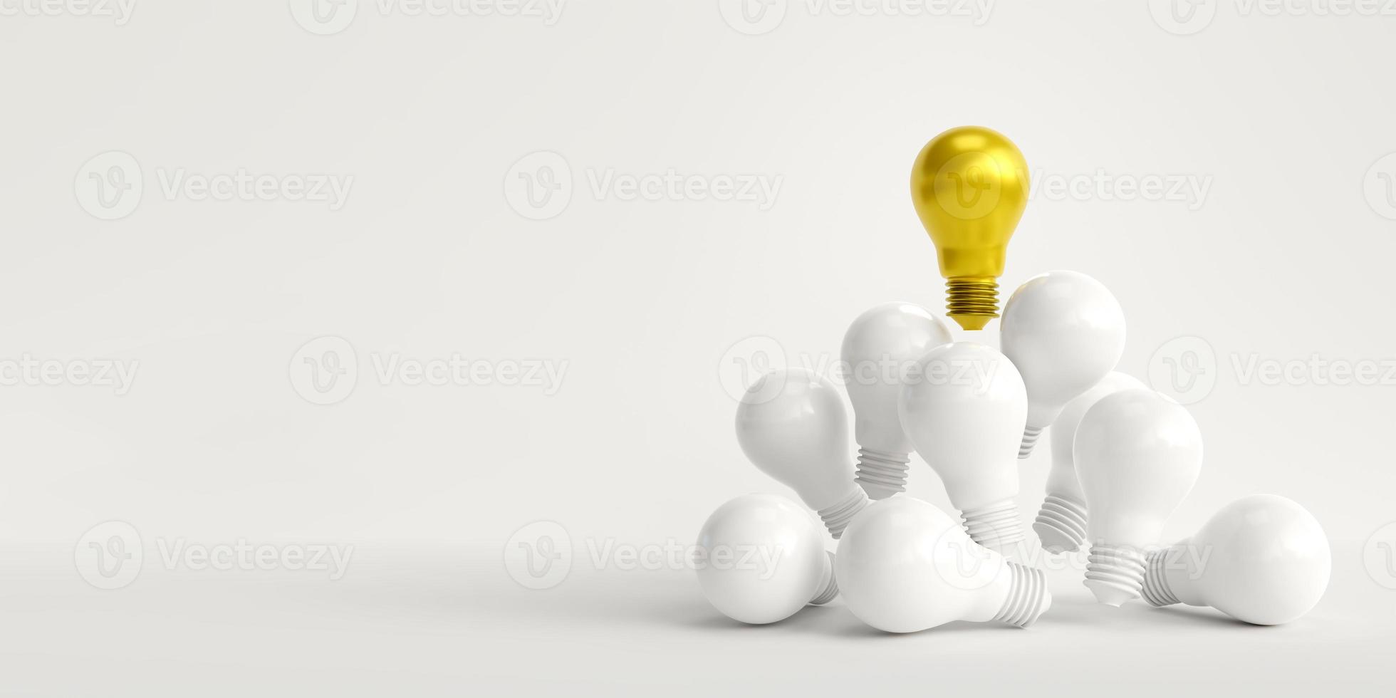 l'ampoule dorée distinctive flotte au-dessus de l'ampoule blanche. concept de leadership talentueux et d'idées exceptionnelles, bonnes idées sélectionnées, innovation et inspiration. avec copie photo