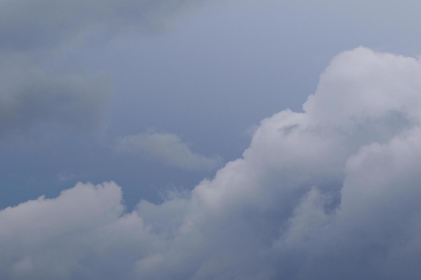 temps orageux et nuages sombres photo