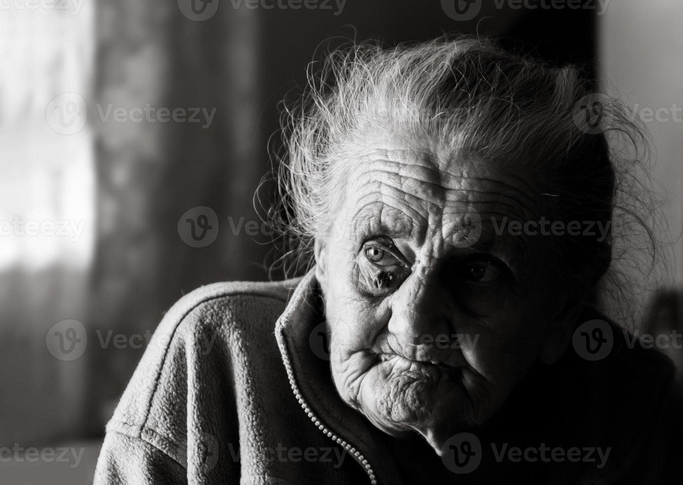 très vieille femme fatiguée photo