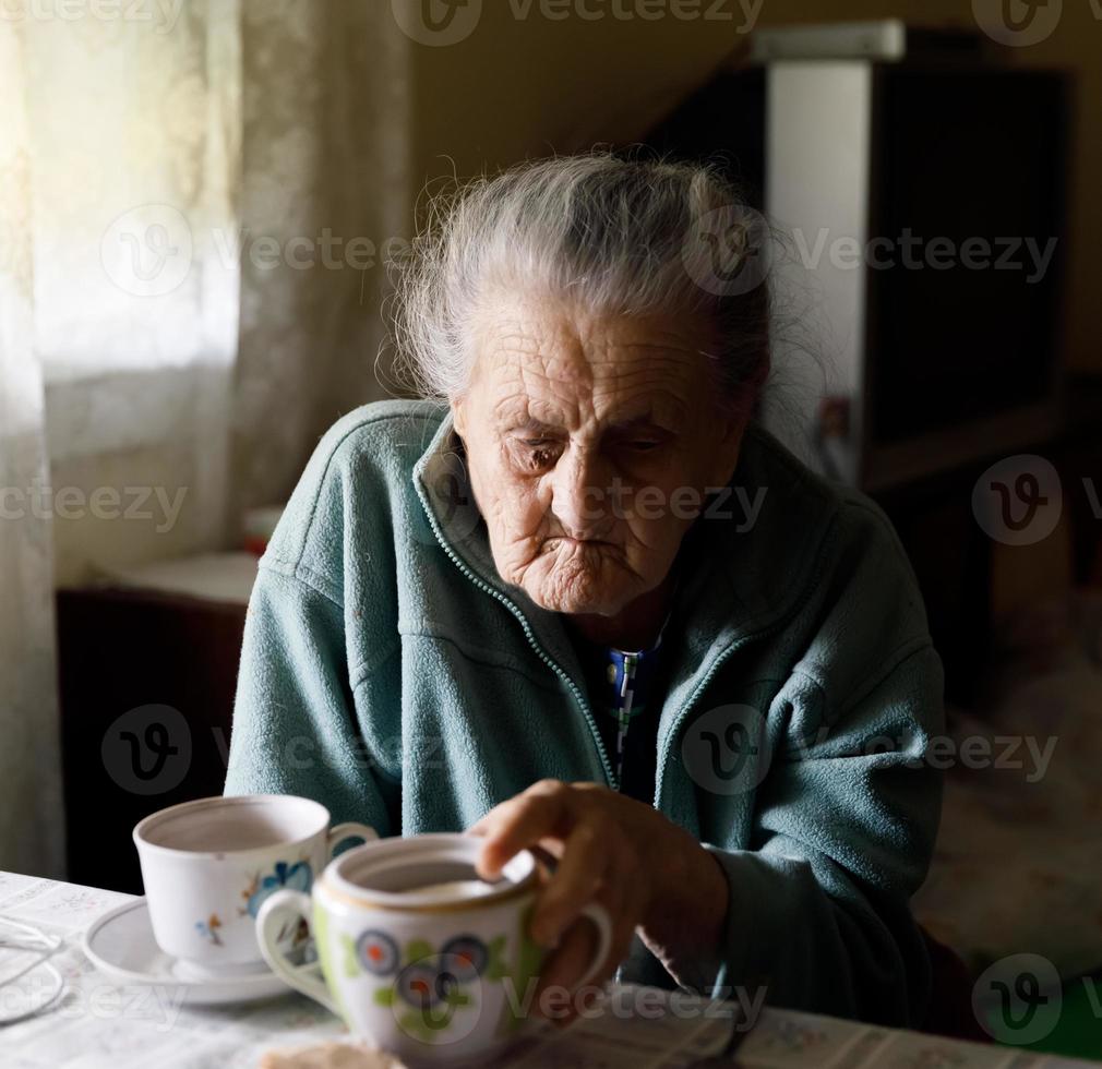 femme âgée seule photo