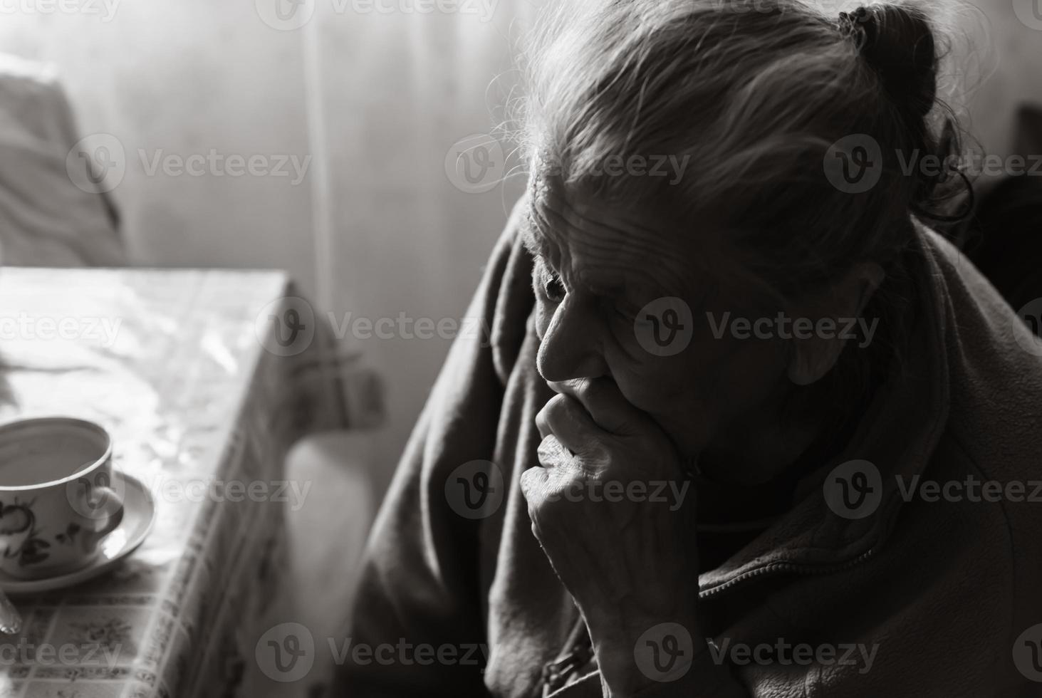 vieille femme déprimée photo