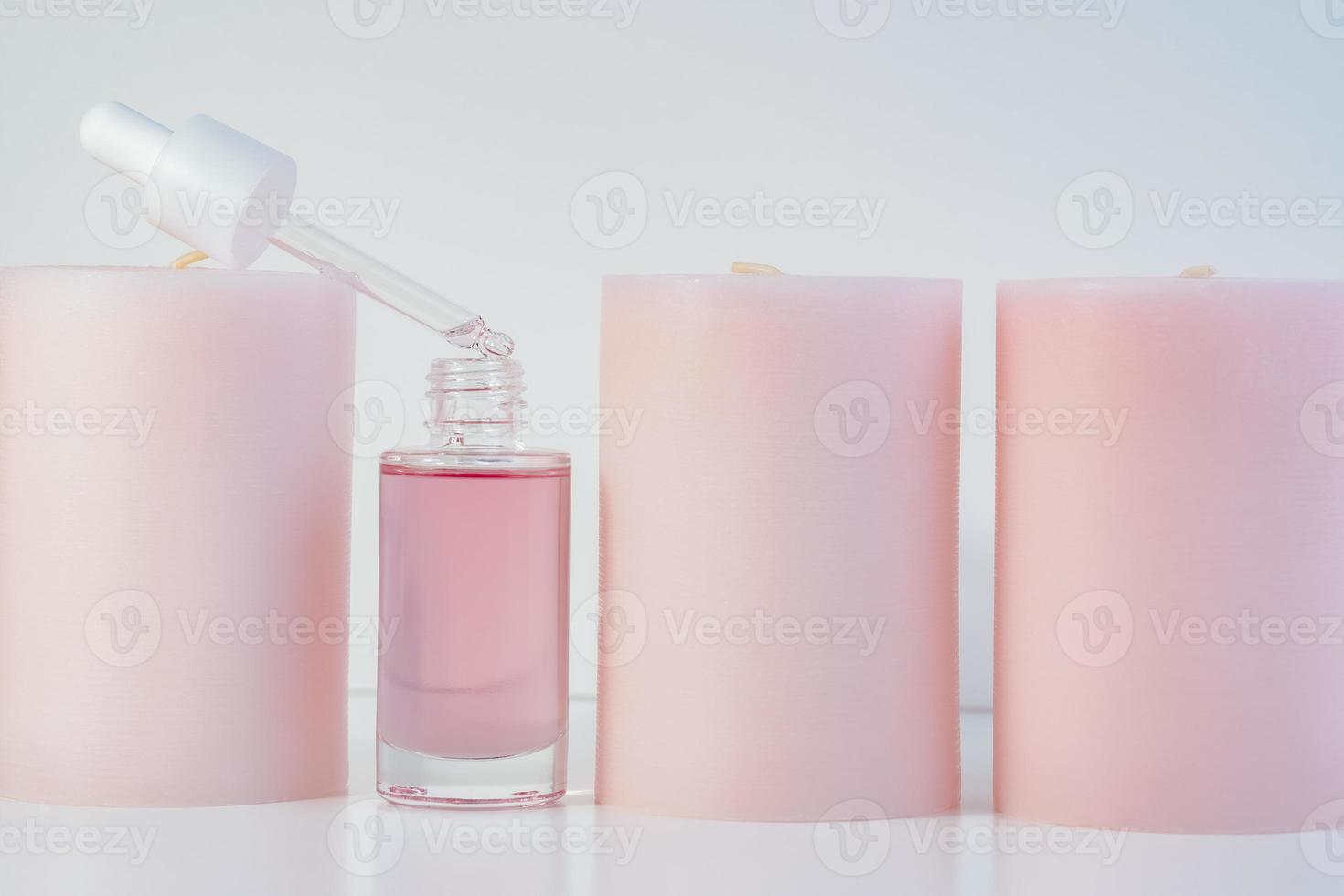 huile pour le visage rose et bougies photo