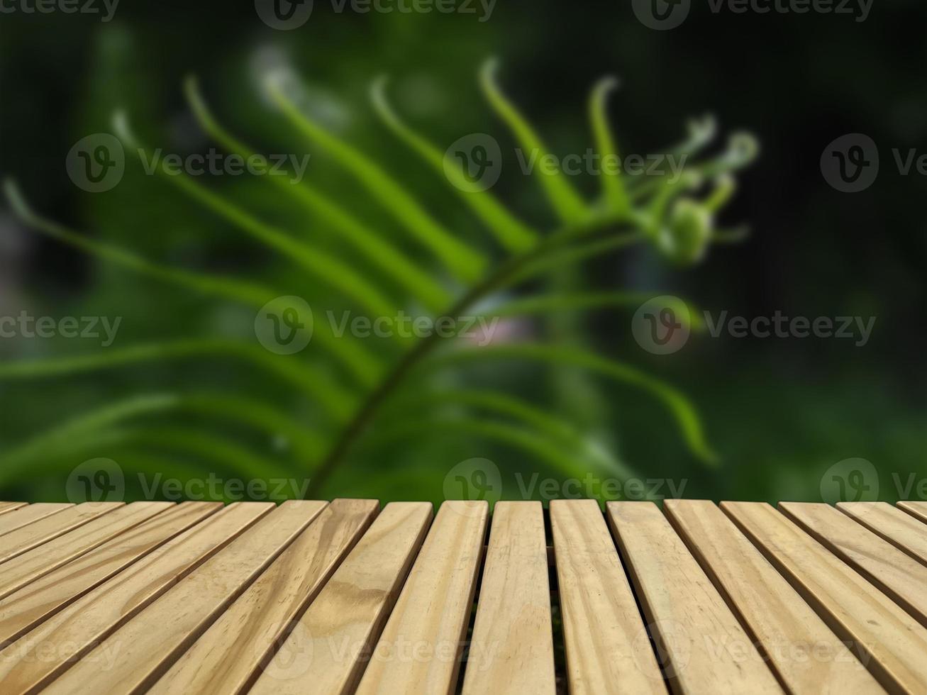 table vide de planche de bois devant un arrière-plan flou, espace pour le montage montrez vos produits ou simulez pour l'affichage du style naturel du produit. photo