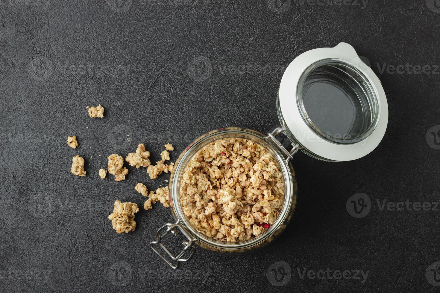 granola en pot sur table sombre. photo