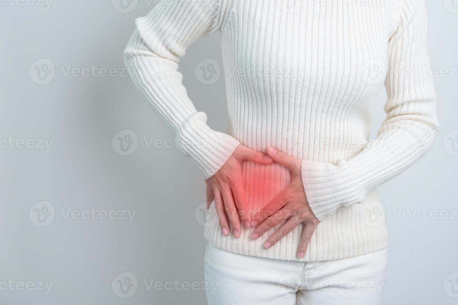 femme ayant des maux de dos latéraux. système urinaire et calculs, cancer, journée mondiale du rein, estomac rénal chronique, douleur au foie et concept de pancréas photo