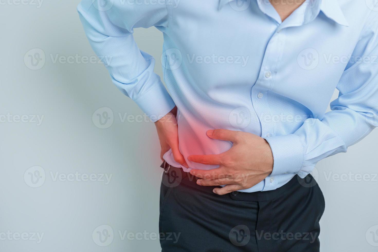 homme ayant mal au dos. système urinaire et calculs, cancer, journée mondiale du rein, estomac rénal chronique, douleur au foie et concept de pancréas photo