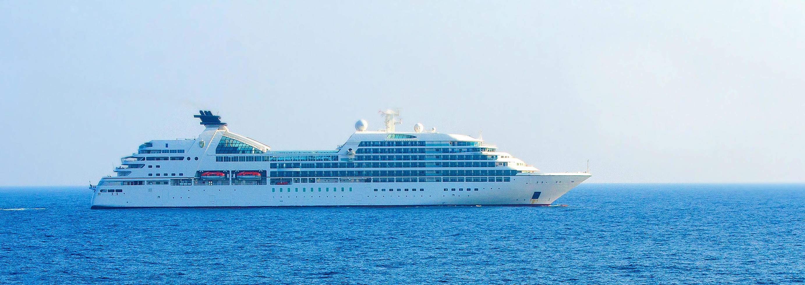 kamchatka, russie - 16 juillet 2023 - grand paquebot de croisière en pleine mer par temps ensoleillé. photo