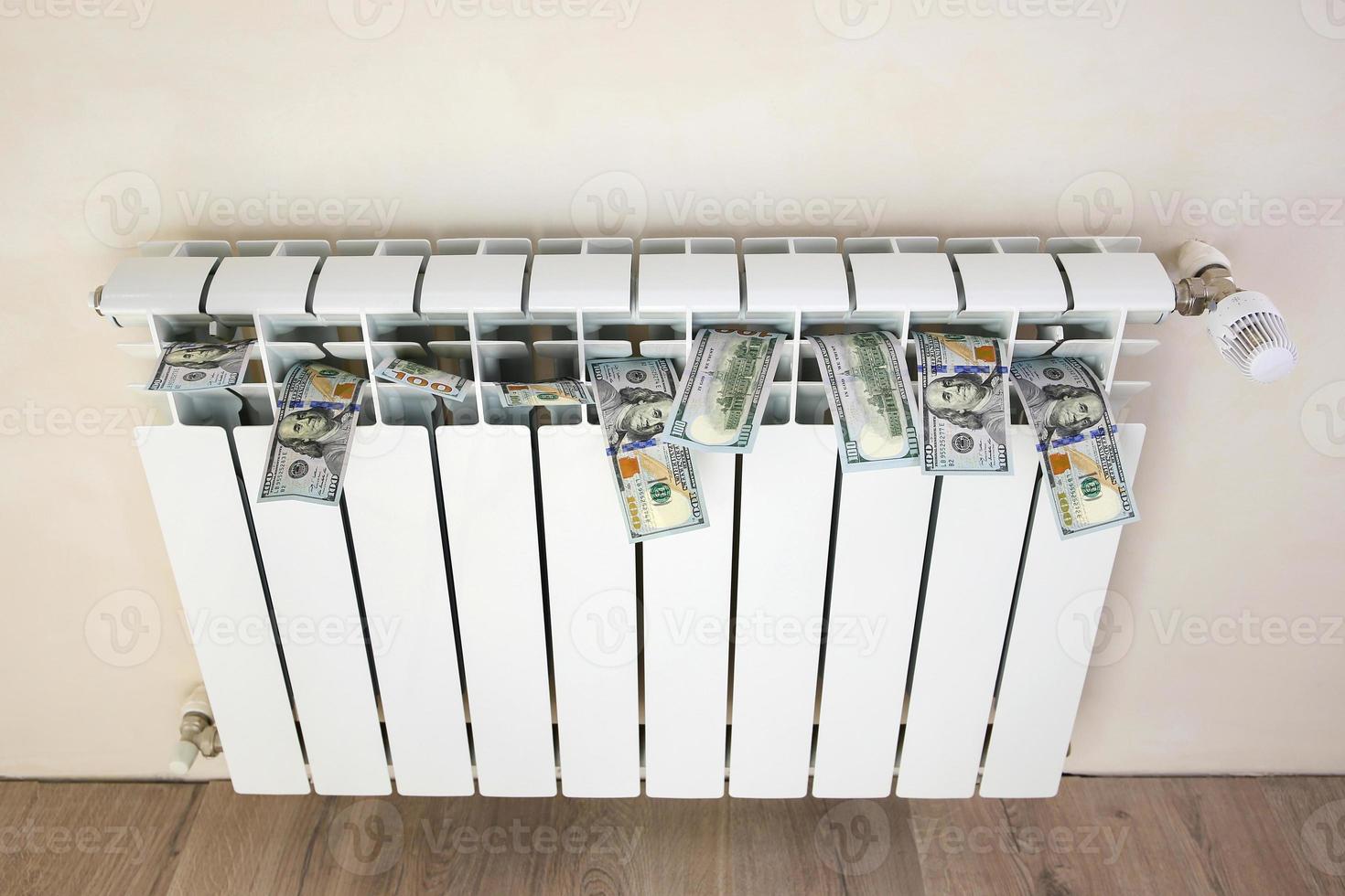 radiateur et argent. le concept de paiement pour le chauffage. photo