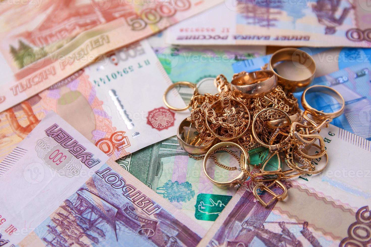 bijoux sur fond de roubles russes. photo