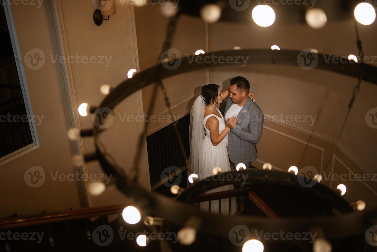 jeune couple le marié et la mariée en promenade photo