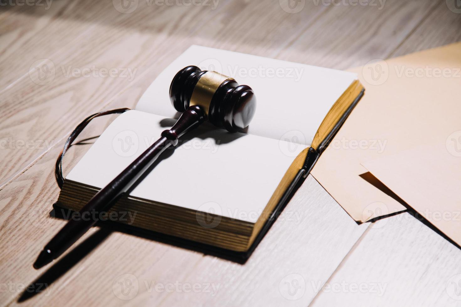 concept de justice et de droit. juge masculin dans une salle d'audience avec le marteau, travaillant avec, clavier d'ordinateur et d'accueil, lunettes, sur table à la lumière du matin photo