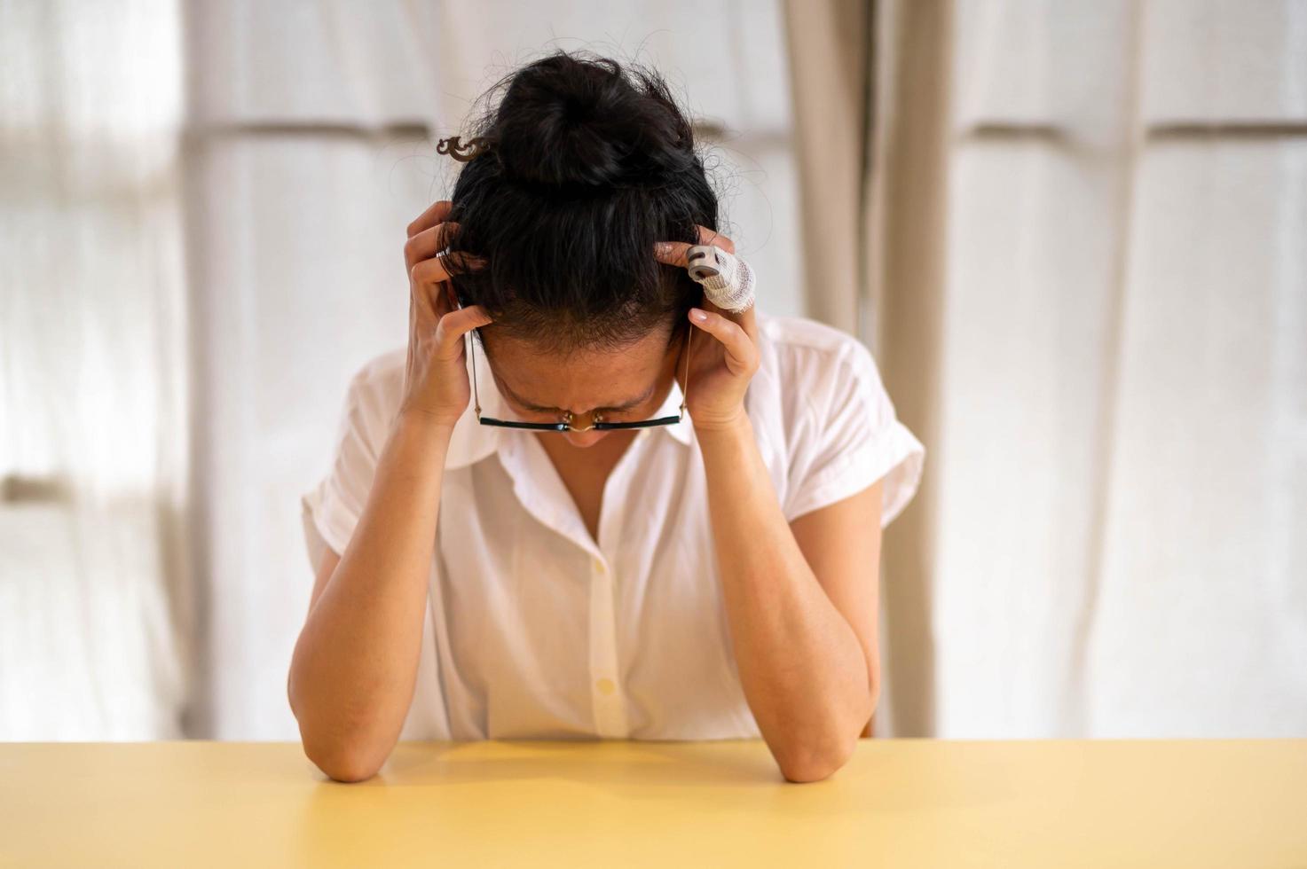 jeune femme asiatique assise seule dans sa chambre, face contre terre en train de pleurer. concept de solitude, de stress et d'anxiété. photo