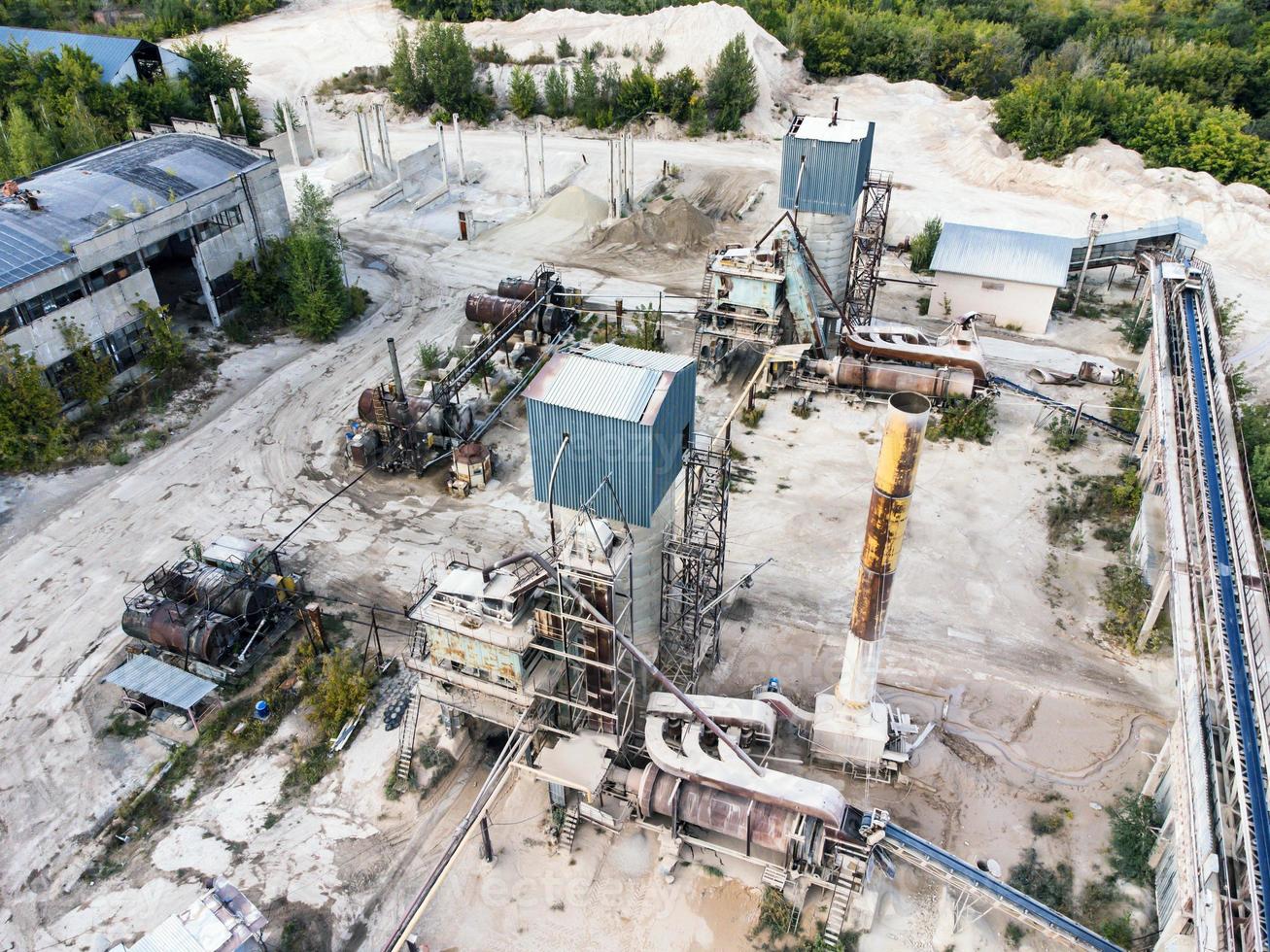 vue aérienne d'une usine de mortier sec dévastée et négligée. photo